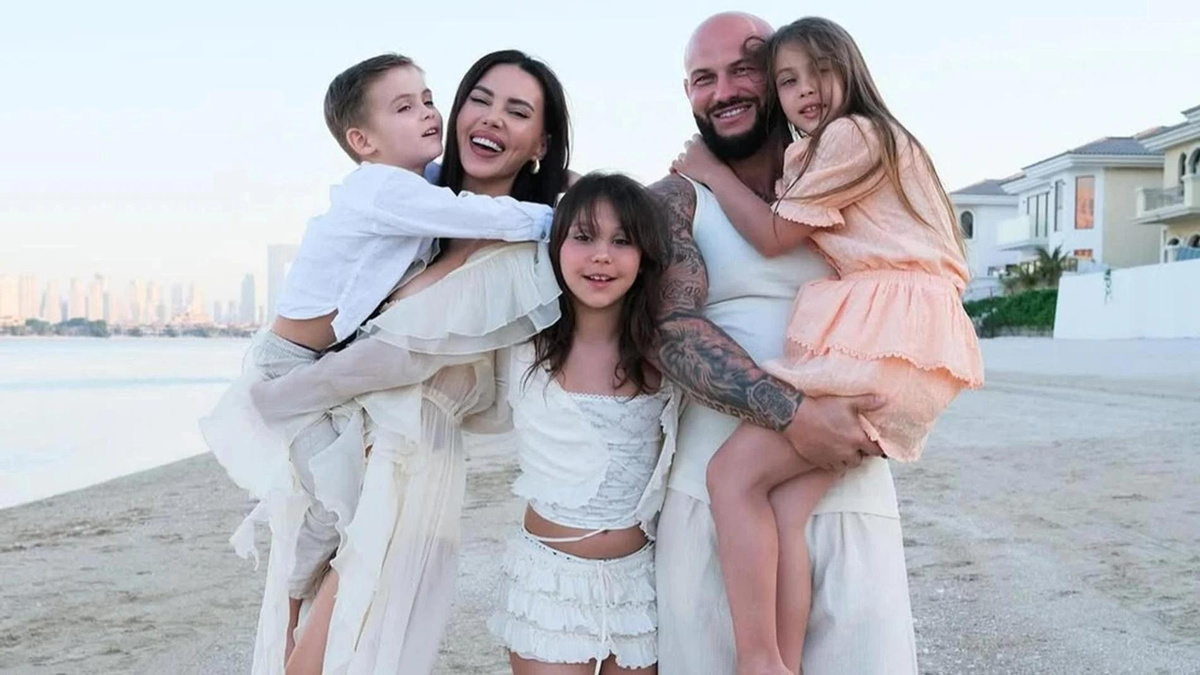    Джиган и Оксана Самойлова с детьми. Фото: Инстаграм (запрещён в РФ) @iamgeegan