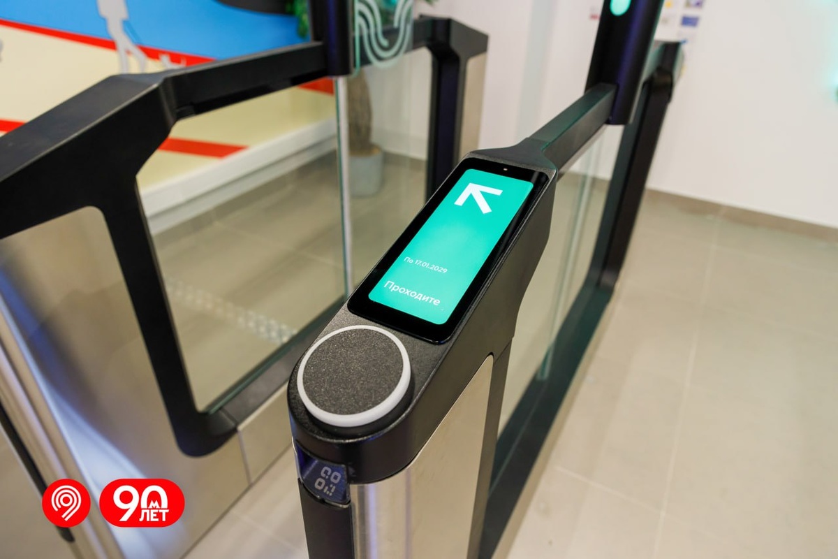 📷 1.1: Зона валидации на корпусе — стрелка «Проходите», читаемая подсветка, понятная ориентация.