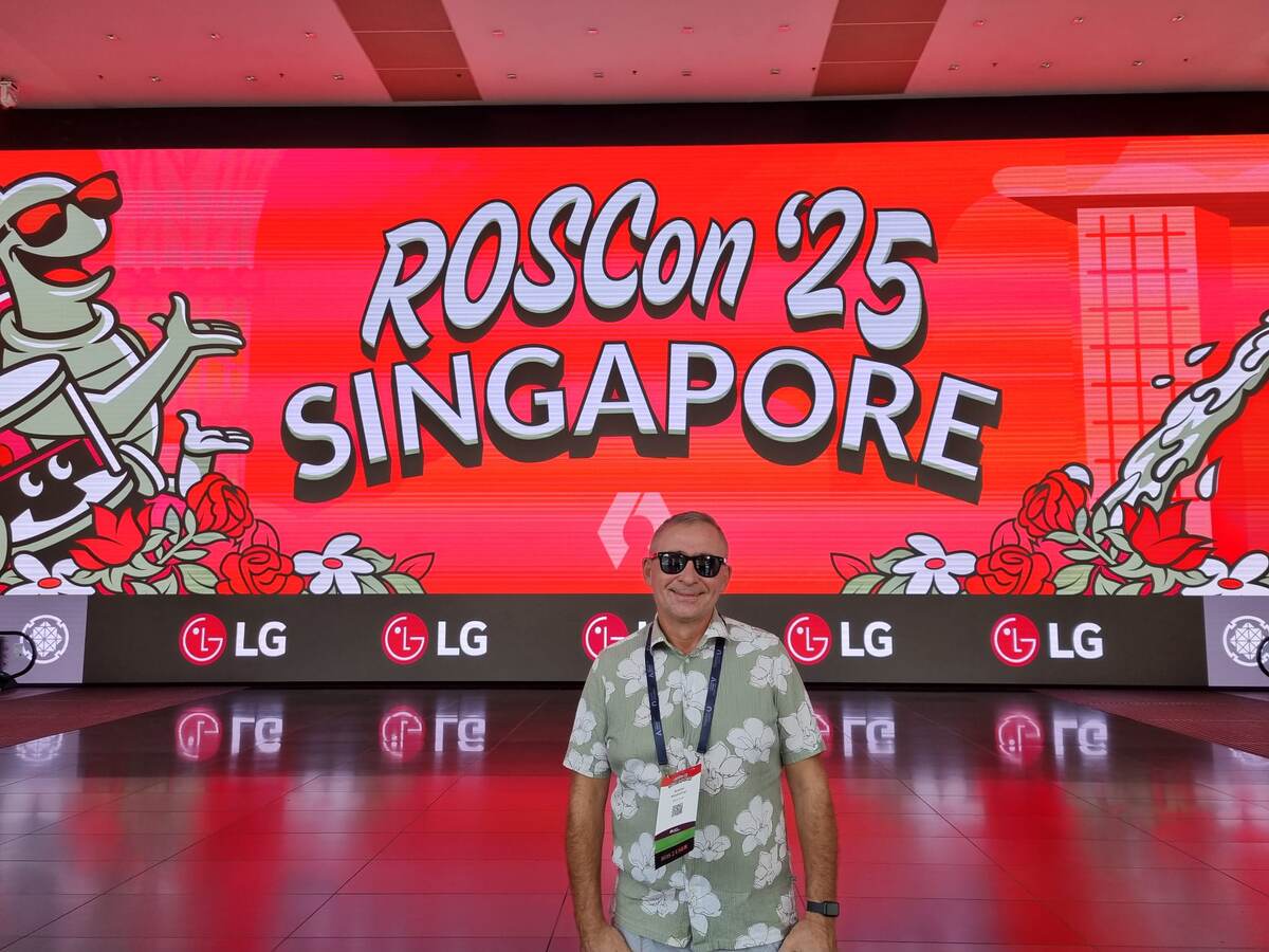 муж на фоне рекламы конференции, Сингапур 