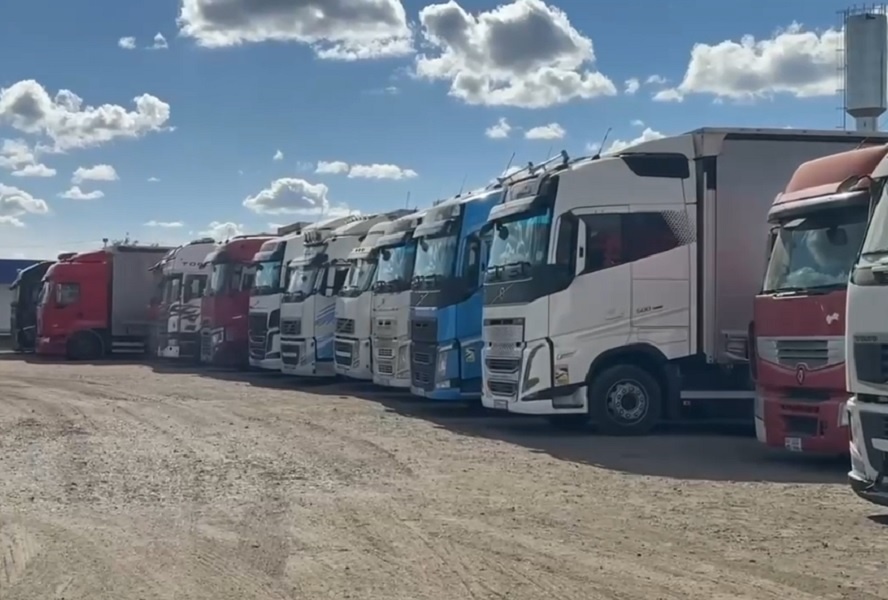 Фуры на стоянке на границе РФ и Казахстана. Скриншот из видео t.me/customs_rf