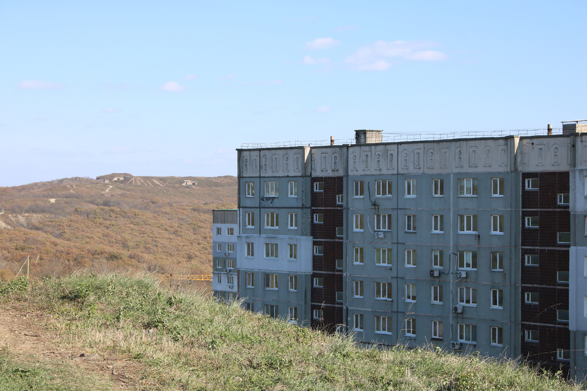 Вдали - г. Суворова (258 м)