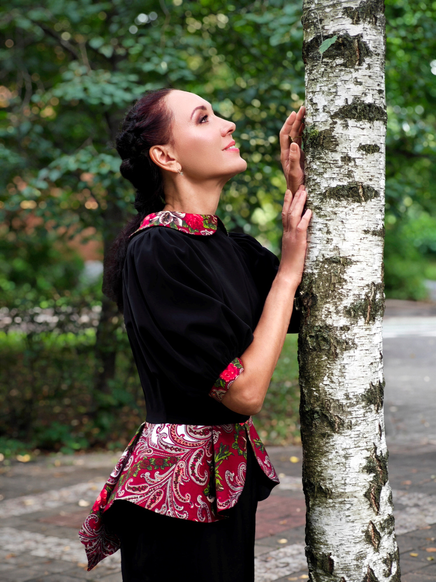 Русская девушка (Мария Ефремова) возле русской березки. Платья с элементами из павловопосадских платков - исконно русская роспись. Фото из моего личного архива