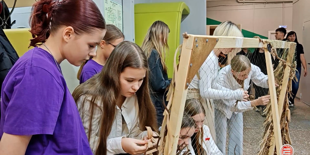 Плетёт сети и собирает комплекты сухого душа. Молодёжь Ревды активно помогает бойцам СВО