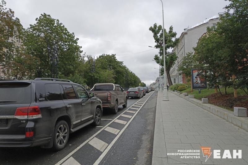    ЕАН. Ряд машин на обочине