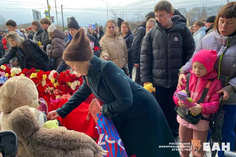    ЕАН. На место гибели детей несут цветы и игрушки