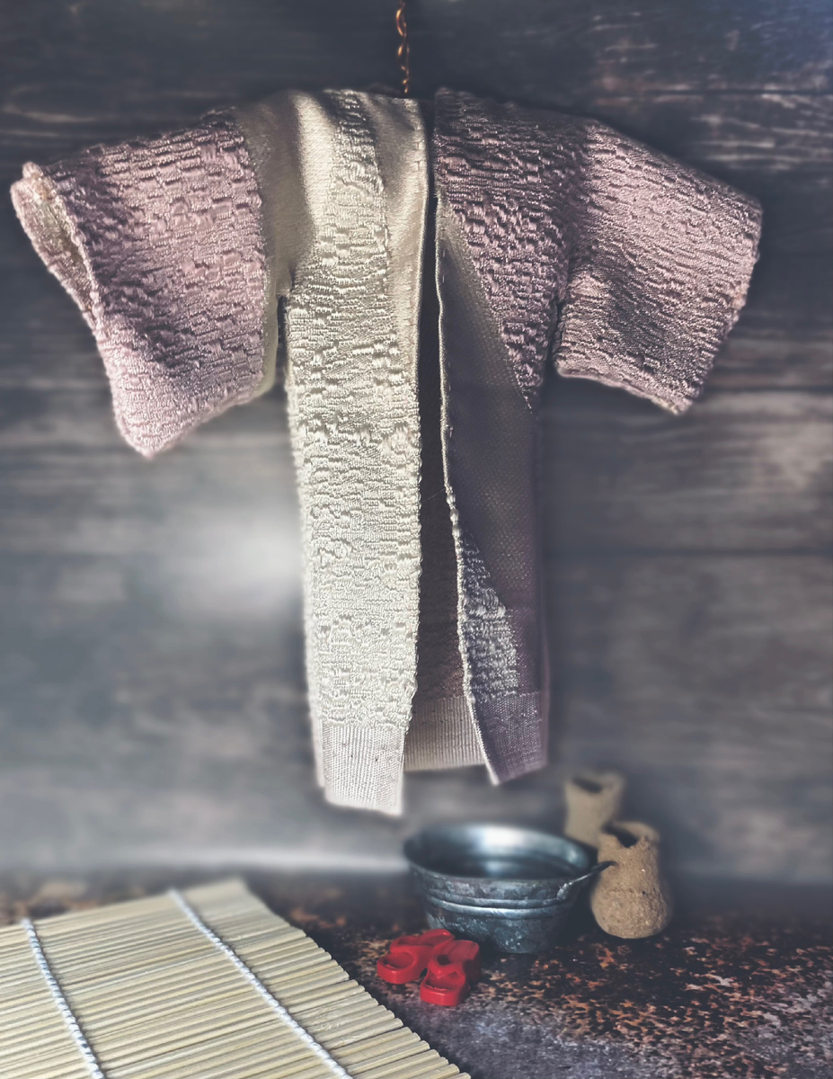 ИРОМУДЗИ - однотонное кимоно без рисунков с тканным узором для куколки сшила простенькое, домашнее)))  в том же стиле в пару смастерила штанцы мужчинке))