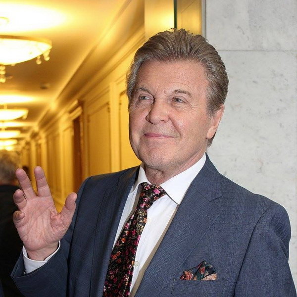     Концерт «Эхо любви» памяти Роберта Рождественского покажет Первый канал