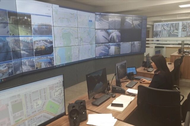    Огромная видеостена показывает места во всех семи районах города. Фото: АиФ/ Сергей Подолий