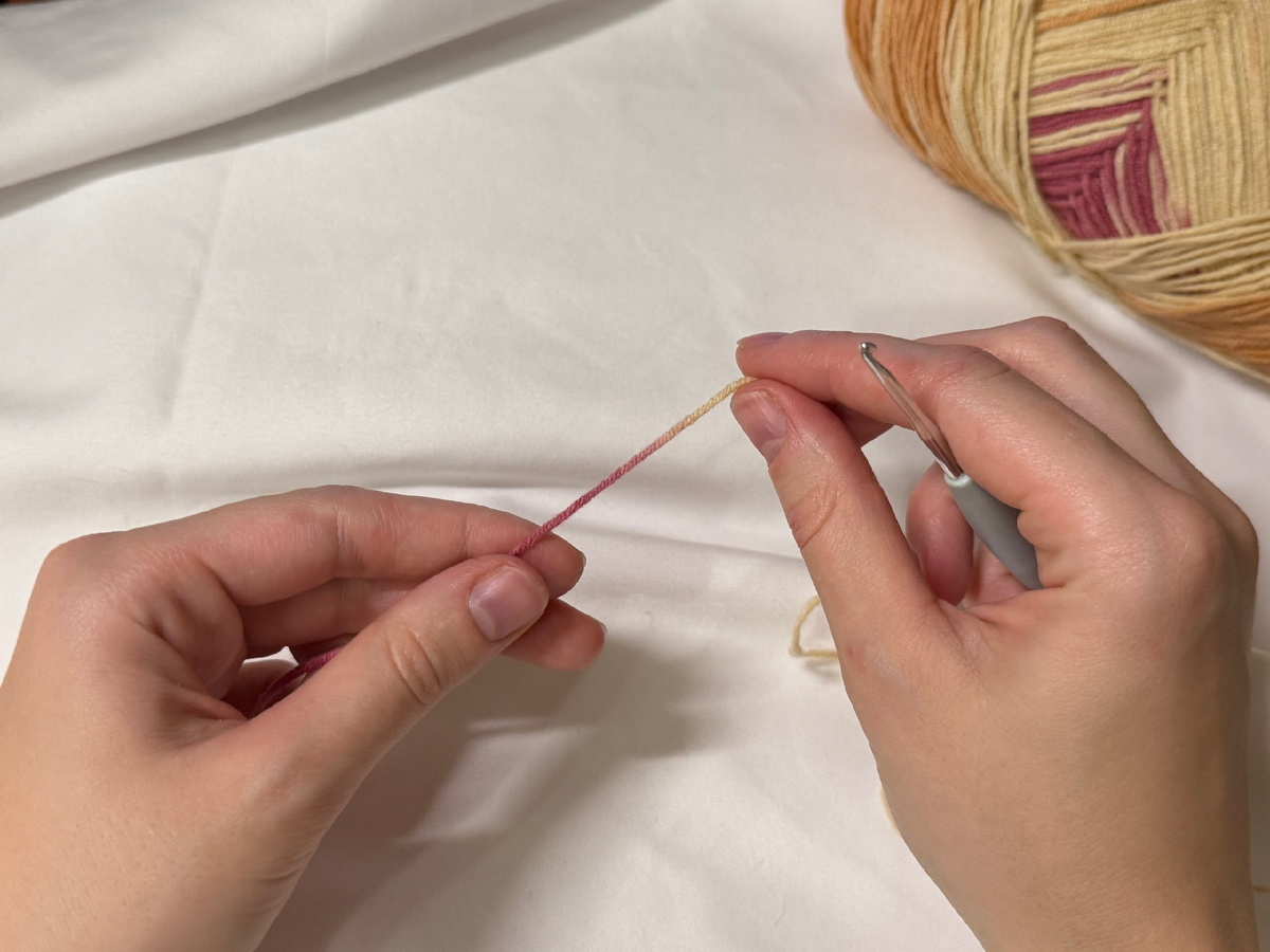 Как сделать кольцо амигуруми (листать галерею вправо). шаг 1 - берем нить ➡