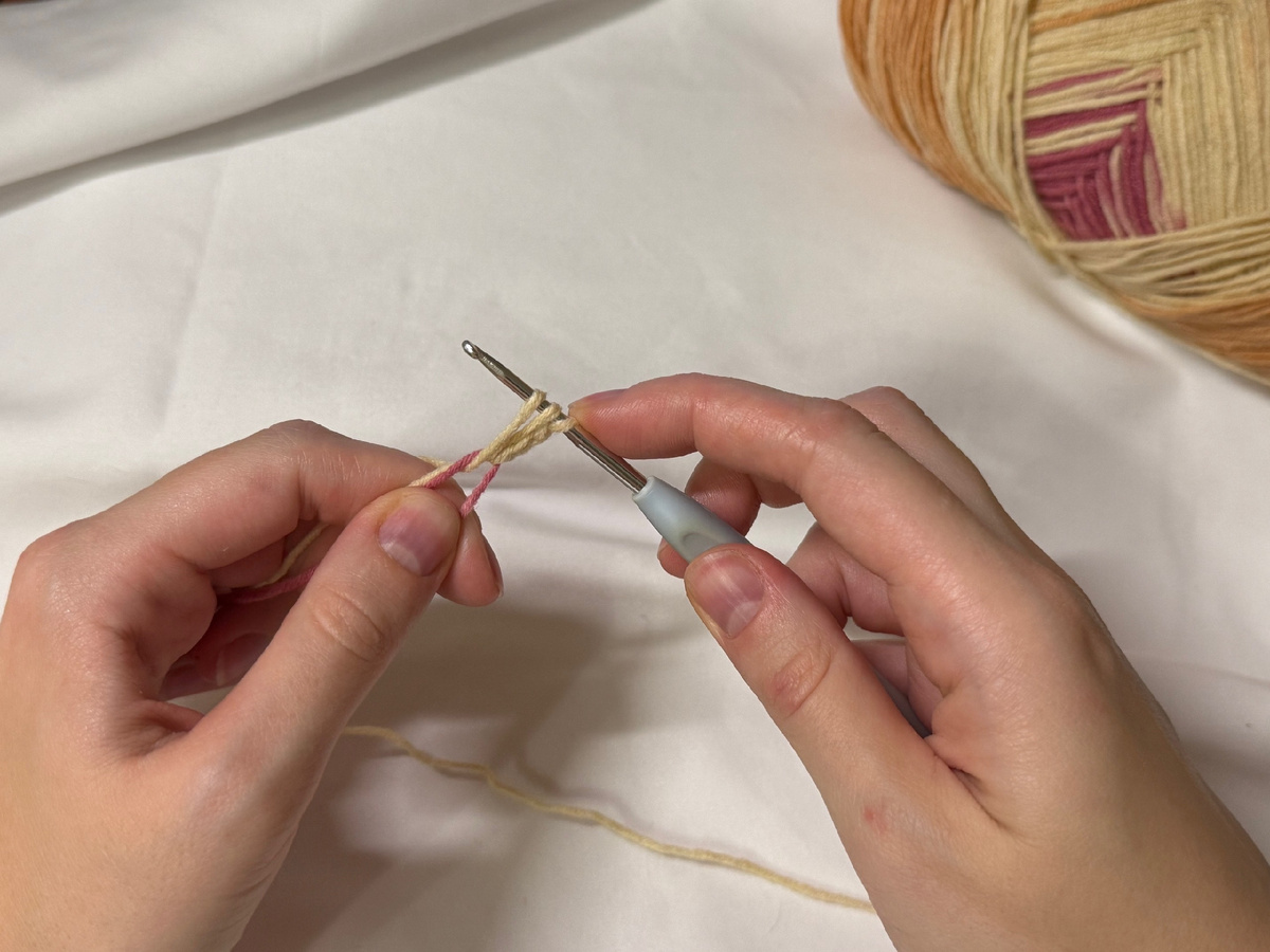 Продеваю крючок в кольцо и захватываю нить. Это первая пышная петля