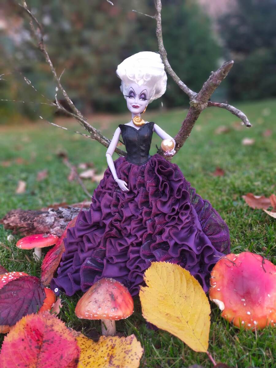 Урсула  - лимитированная дизайнерская коллекция Злодеек "Villains Designer Collection Limited Edition" 2012 года и небутофорские мухоморы. Фото автора 