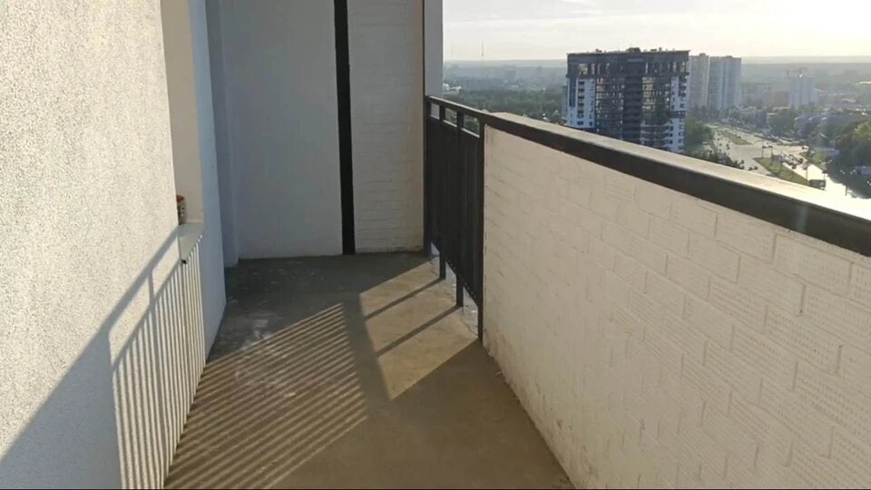 С этого балкона парень сбросил девочку. Фото: Максим Александров