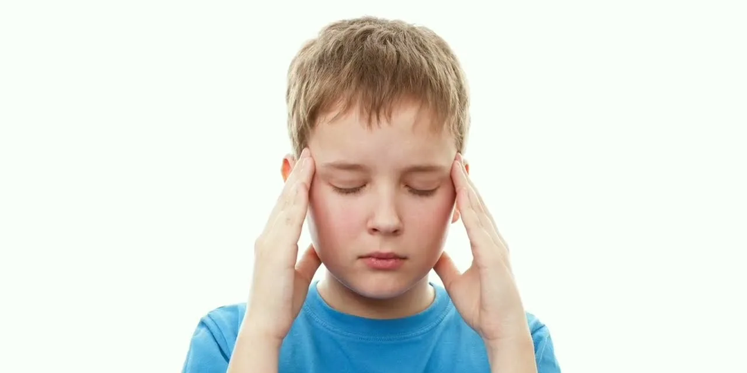 Почему у ребенка болит голова – в чем могут быть причины и когда это очень опасно?