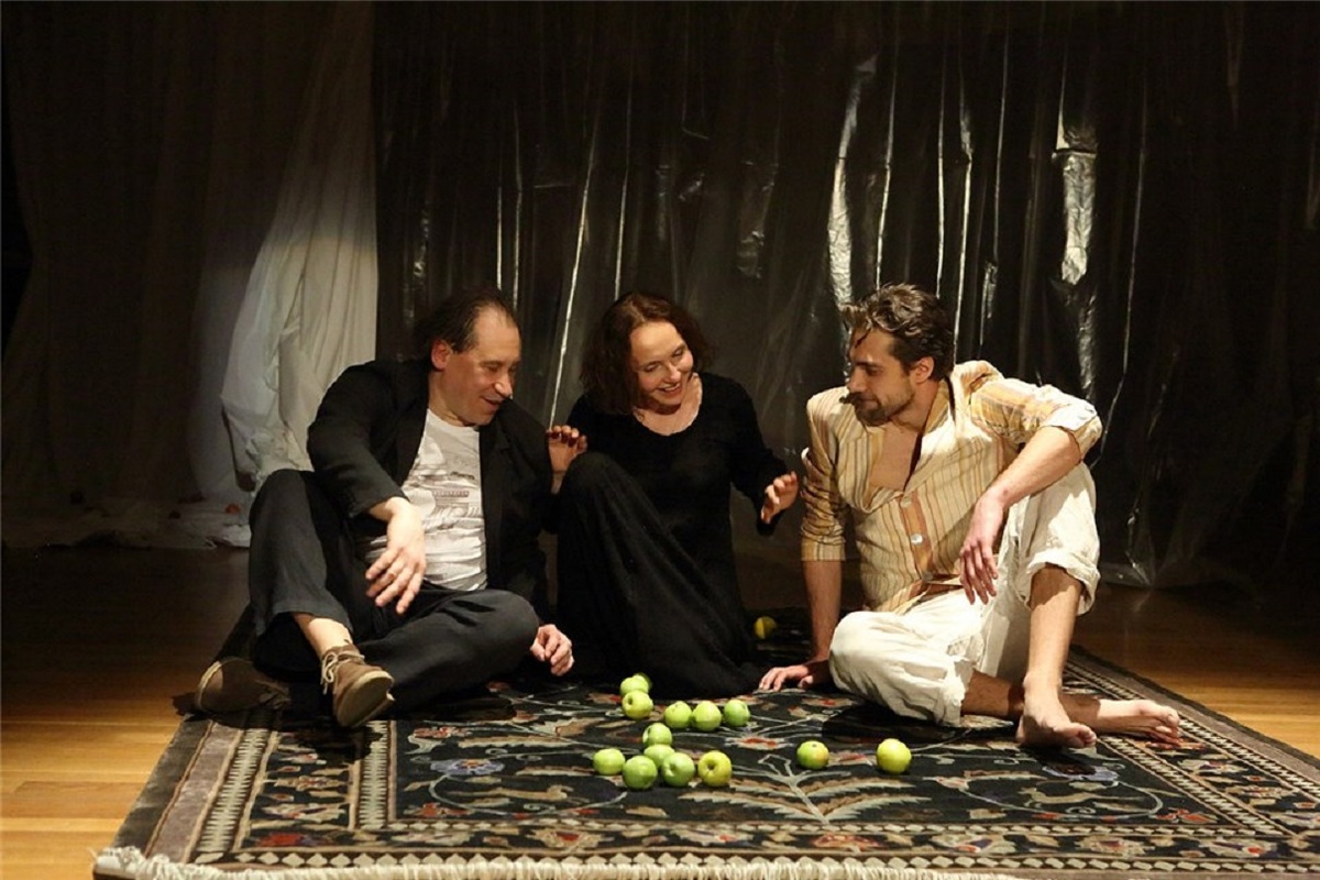 Сцена из спектакля «Доктор сада»