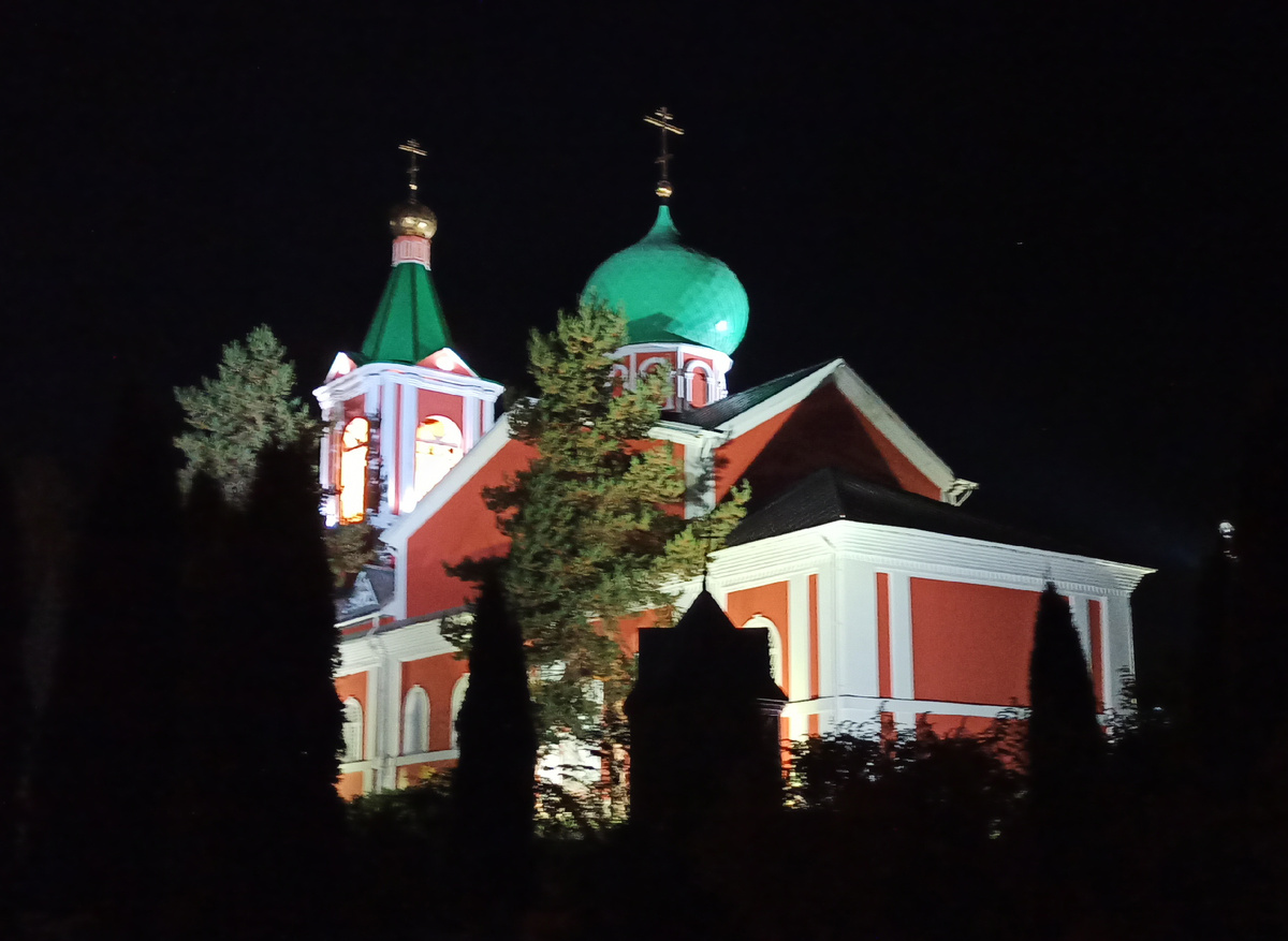 У церкви Петра и Павла