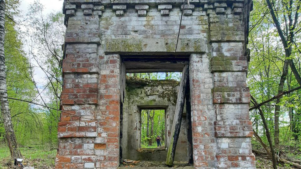 По бывшей УЖД Дубна—Ясеновая. Здесь ещё сохранилась одна из последних дореволюционных построек
