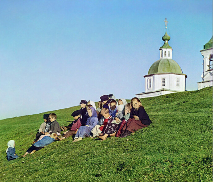 дети на фоне Пятницкой церкви, Вологодская губерния