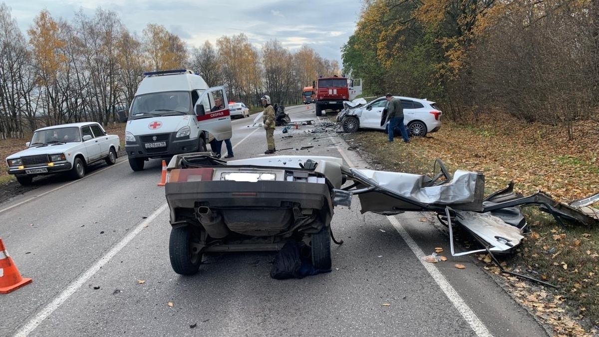    Машина — на части: двое пострадавших