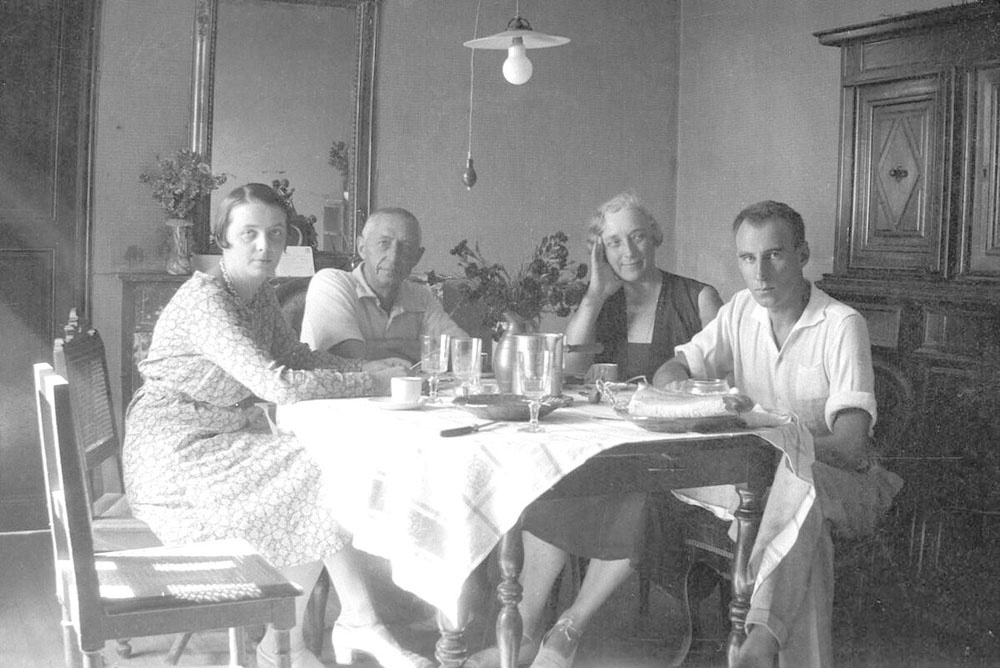    Галина Кузнецова (слева), Иван Бунин и Вера Муромцева жили под одной крышей шесть лет. Фото: Public domain