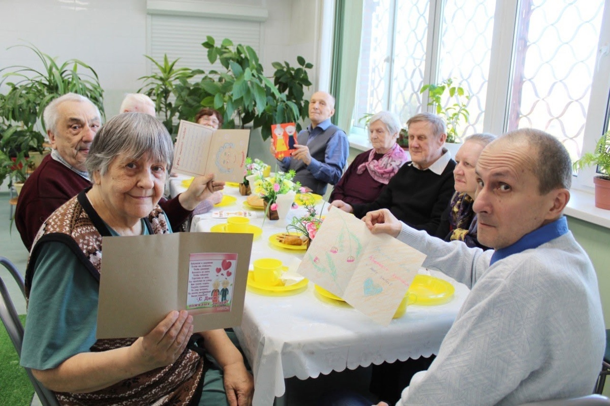 Все вместе за праздничным столом