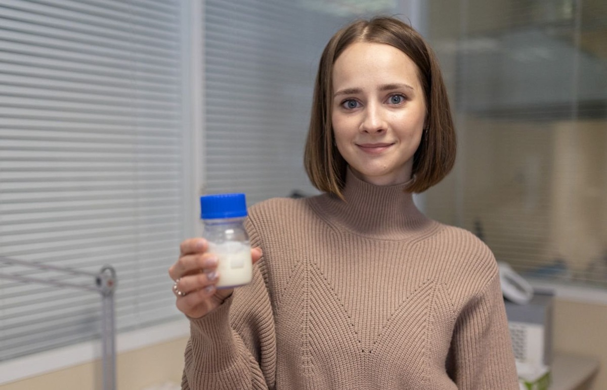    Ирина Петрова с образцом мази.