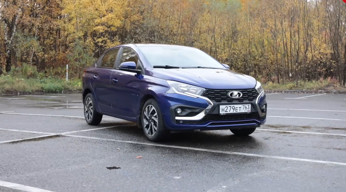 Lada Iskra седан: от 1 249 000 рублей в России. Цена топовой версии - 1 669 000 рублей.