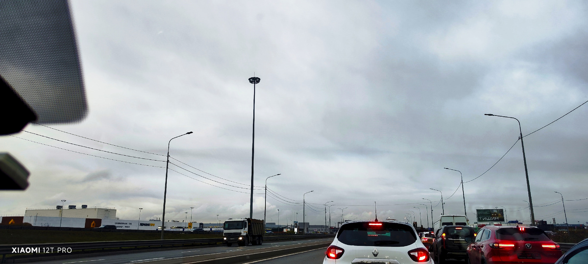 Серое небо.