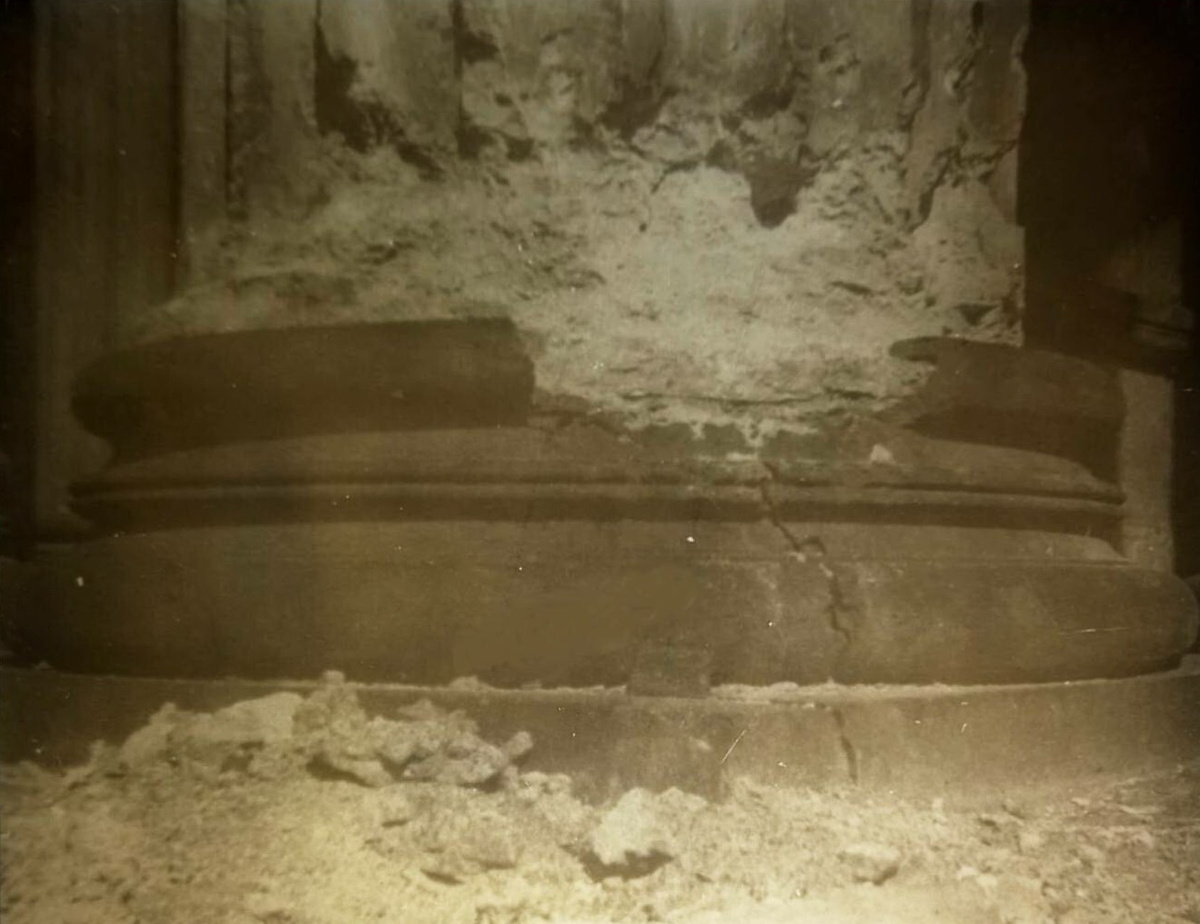 Одна из колонн Исаакиевского собора, пострадавшая от бомбёжек в годы войны.