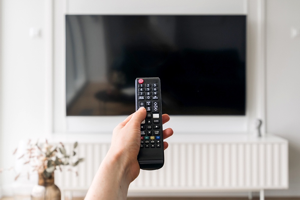    Когда вы выключаете телевизор пультом, он переходит в режим ожидания, но устройство продолжает потреблять энергию для питания дистанционного датчика и поддержания системы в готовности. / Фото: iStock