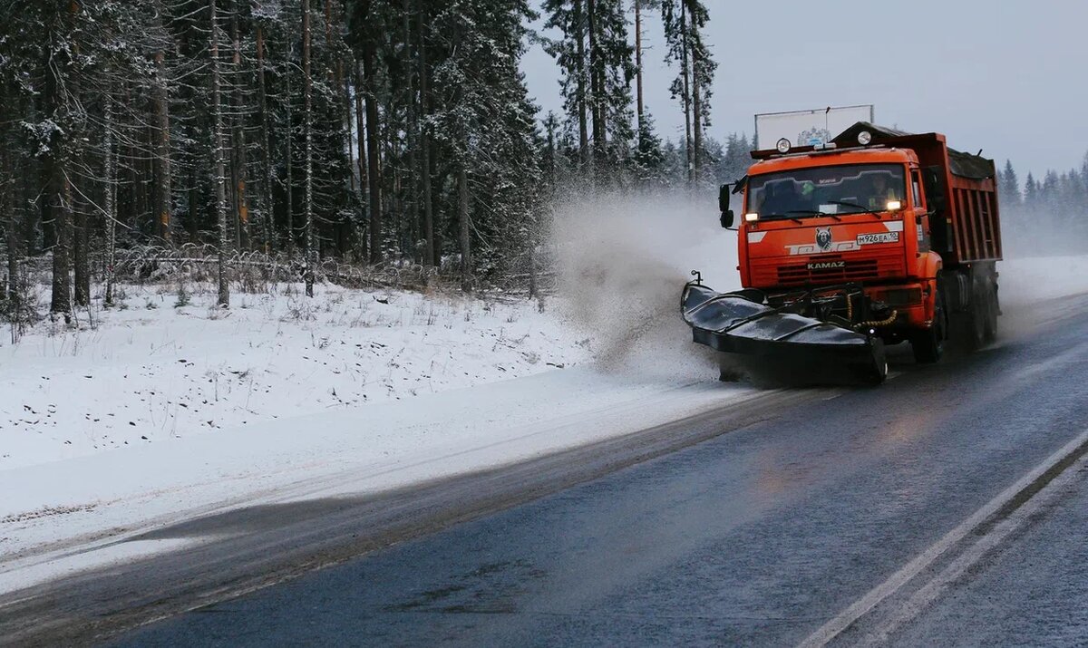   Уборка дороги. Фото: пресс-служба ФКУ Упрдор "Кола".