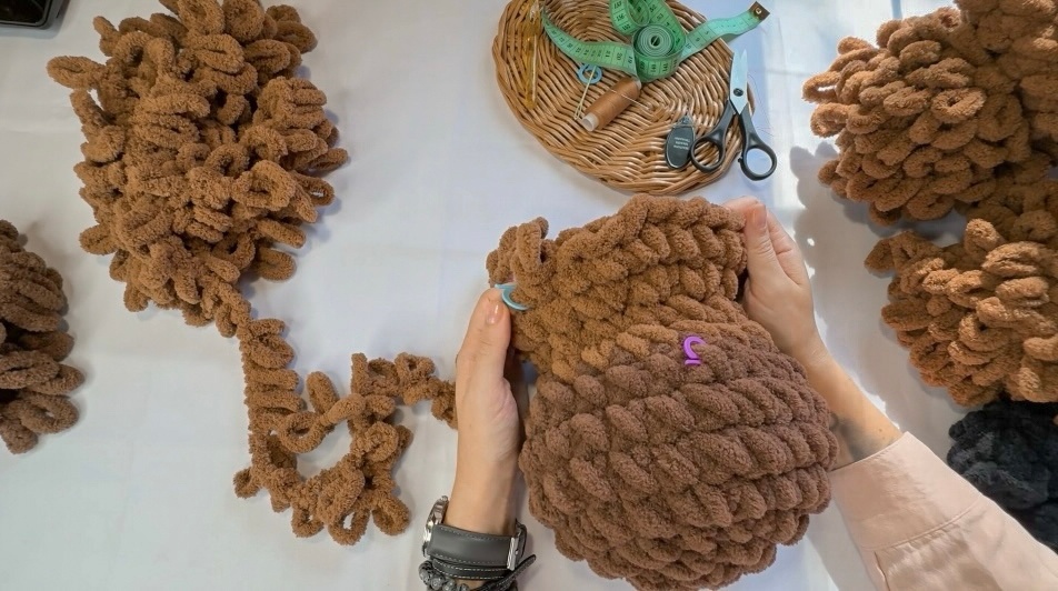 Появляется мордочка коняшки