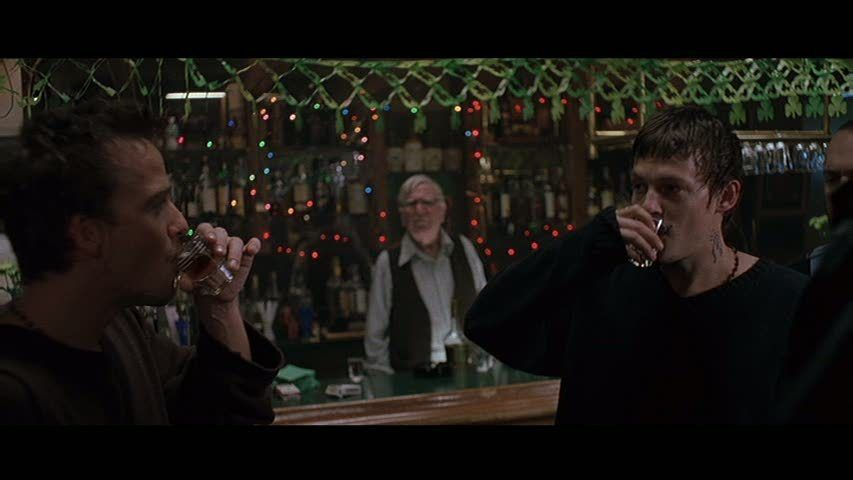 Они сидели в баре и никого не трогали...