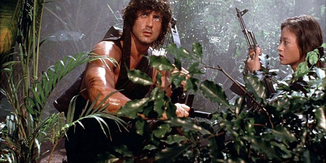 Я пересмотрел фильм "Рэмбо: Первая кровь 2" и разглядел несколько важных деталей, которые многие могли упустить из виду из-за обилия экшена