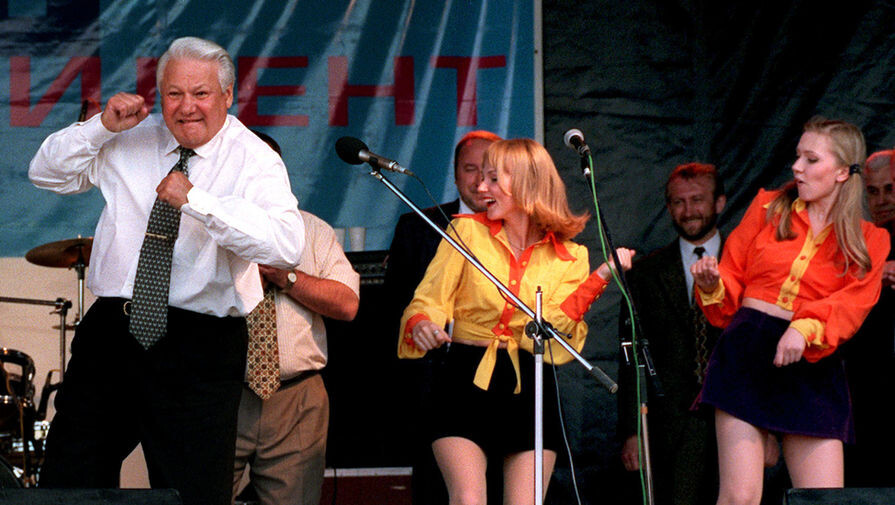 Президент России Борис Ельцин во время танца на концерте в Ростове-на-Дону в ходе президентской кампании, 10 июня 1996 года.   
 
Фотограф агентства Associated Press Александр Земляниченко получил за этот снимок Пулицеровскую премию / Alexander Zemlianichenko/AP