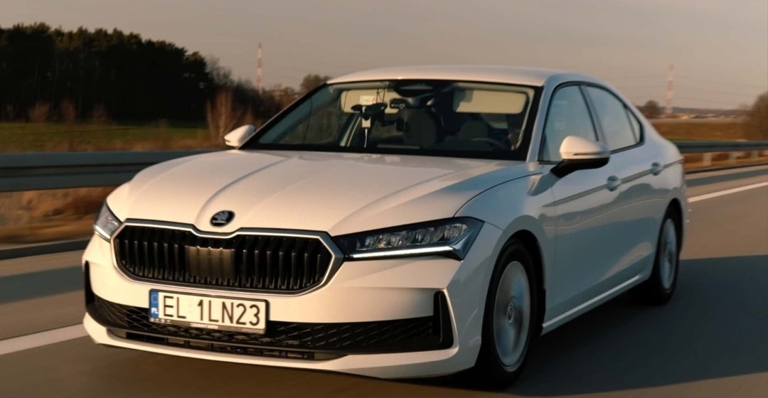 Та самая рекордсменка - дизельная Skoda Superb. Из доработок - лишь заниженный клиренс.