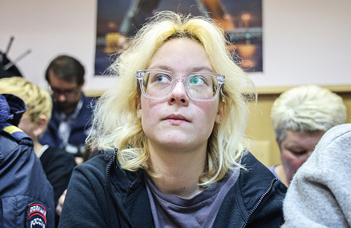    Уличная певица Диана Логинова (Наоко) во время заседания в Ленинском районном суде.Валентин Егоршин/ТАСС