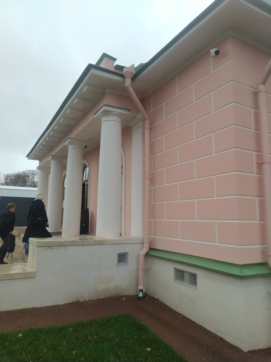 Вход на выставку "В гостях у графа Шереметева" в усадьбе Останкино