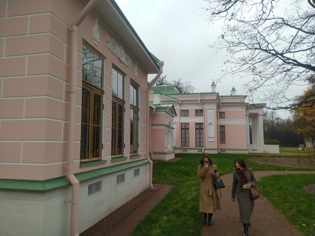 Вход на выставку "В гостях у графа Шереметева" в усадьбе Останкино будет левее