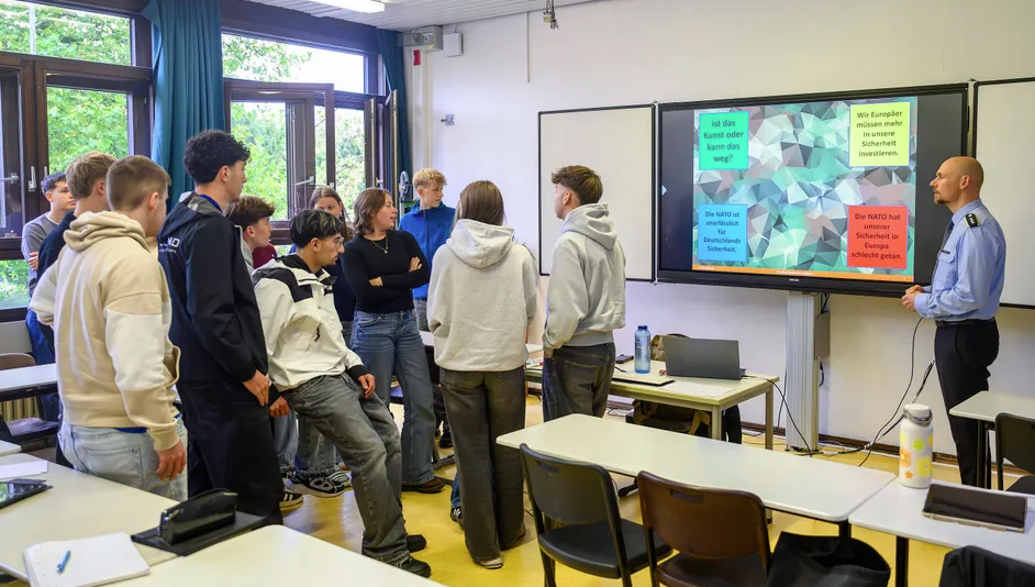 Молодёжный офицер бундесвера в школе (символическое изображение): «Правильно, что мы готовимся к этому» © Swen Pförtner / epd