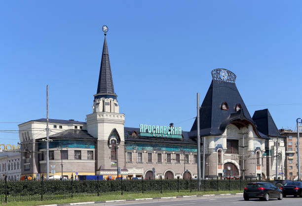 А если я вам скажу, что в первые 2 года жизни этого направления поезда в Савёлово ходили отсюда, от Ярославского вокзала? Впрочем, на то были причины, а сегодня этот маршрут вы уже не сможете воспроизвести.