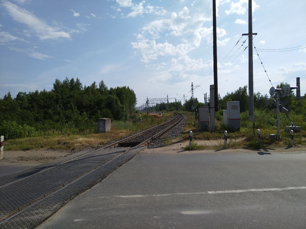 Станция Савёлово, где начинается электрификация в сторону Москвы (вид на юг), находится южнее. Однопутка и вовсе чуть ли не до Дмитрова идёт!… Фото из моего личного архива.