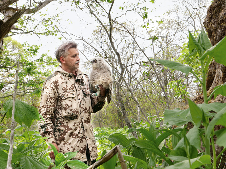 Игорь Бышнёв с окольцованным птенцом рыбного филина. Курильские острова (Россия)