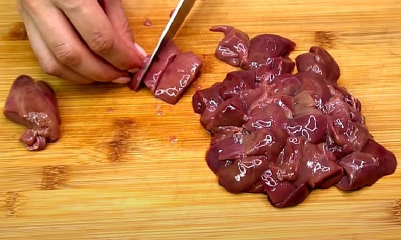 Печень под сырной корочкой: нежное блюдо для семейного и праздничного стола