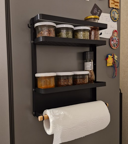 Магнитная полка на холодильнике, как пример использования вертикального пространства.