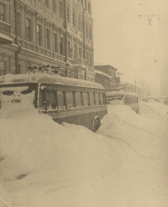 Остановившиеся из-за отсутствия электричества троллейбусы в Ленинграде. 1942. Государственный музей истории СПб.
