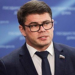    — Давайте поживем с этой цифрой и посмотрим по применению, учитывая, что, конечно, сим-карта — это не только в телефоне. Это шлагбаум, это котел на даче и так далее. Всякие умные вещи в домах требуют иногда установки сим-карт, — поделился Сергей Боярский.