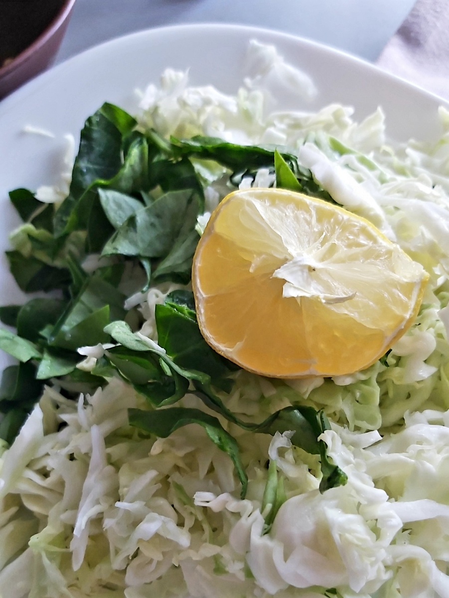 В салате, здесь капуста и шпинат