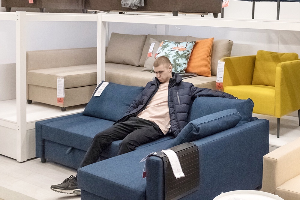    Выбирая диван, исходите из того, какой у вас ритм жизни, что вы чаще всего делаете в той комнате, где он будет стоять. / Фото: Илья Питалев/ РИА Новости