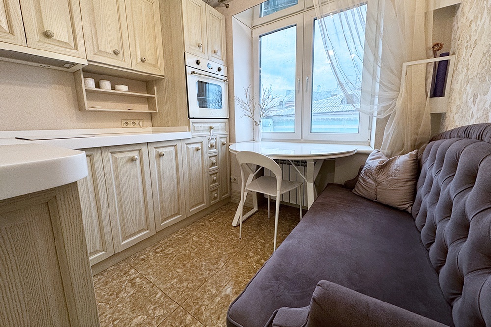    Чтобы ваш диван прослужил дольше, выбирайте качественные материалы и регулярно очищайте обивку от загрязнений. / Фото: iStock