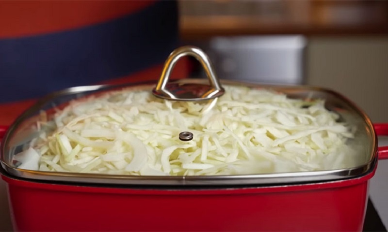 Тушёная капуста по-кавказски: отличный рецепт со сметанным соусом